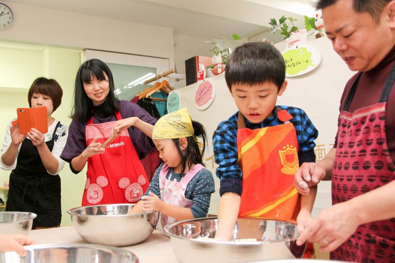 今日も国際色豊かなお客さま 手打ちうどん作り体験教室 2017年12月 20171230-5.jpg – イリコスキー製麺所