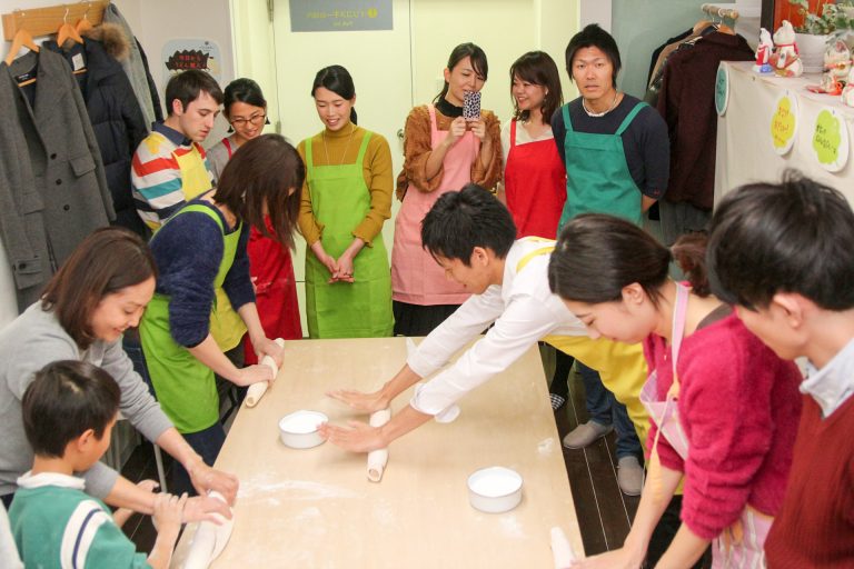 今日も国際色豊かなお客さま 手打ちうどん作り体験教室 2017年12月 20171230-6.jpg – イリコスキー製麺所
