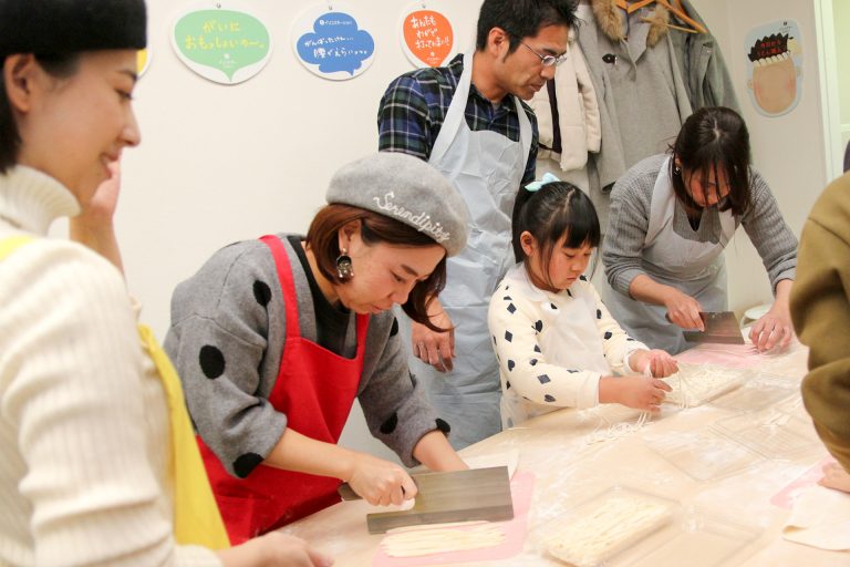 今日も国際色豊かなお客さま 手打ちうどん作り体験教室 2017年12月 20171231-1.jpg – イリコスキー製麺所