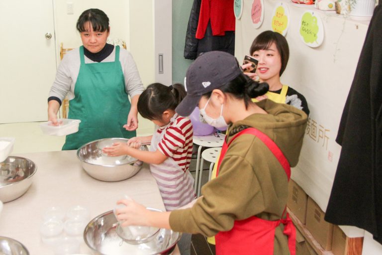 今日も国際色豊かなお客さま 手打ちうどん作り体験教室 2017年12月 20171231-3.jpg – イリコスキー製麺所