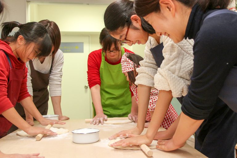 今日も国際色豊かなお客さま 手打ちうどん作り体験教室 2017年12月 20171231-4.jpg – イリコスキー製麺所