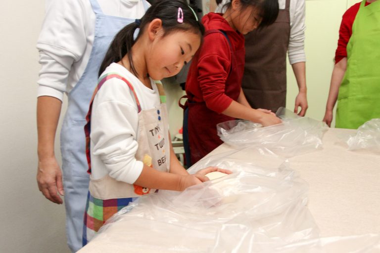 今日も国際色豊かなお客さま 手打ちうどん作り体験教室 2017年12月 20171231-5.jpg – イリコスキー製麺所