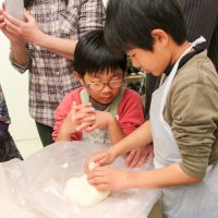 あけましておめでとうございます。今年もおいしいうどん、みんなで作ってくださいね！ 手打ちうどん作り体験教室 2018年1月 20180102-2.jpg – イリコスキー製麺所