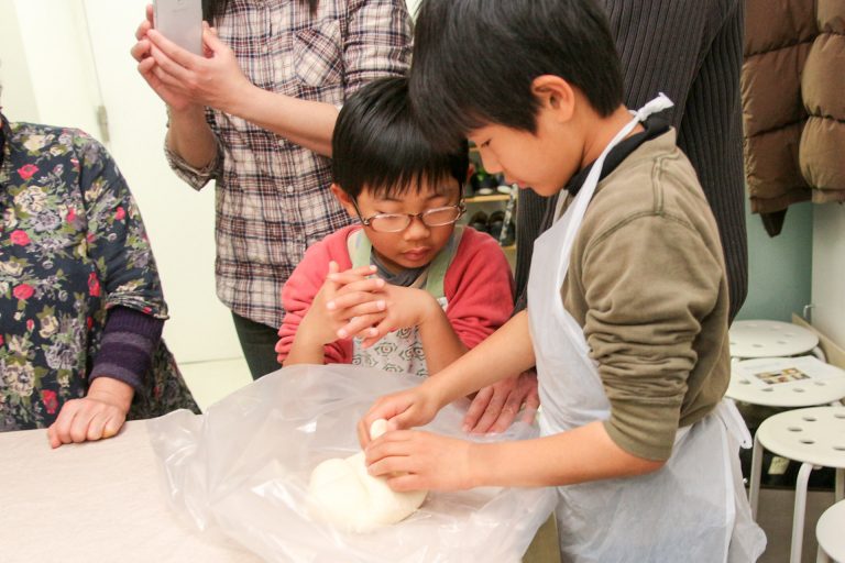 今日も国際色豊かなお客さま 手打ちうどん作り体験教室 2017年12月 20180102-2.jpg – イリコスキー製麺所