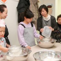 あけましておめでとうございます。今年もおいしいうどん、みんなで作ってくださいね！ 手打ちうどん作り体験教室 2018年1月 20180102.jpg – イリコスキー製麺所