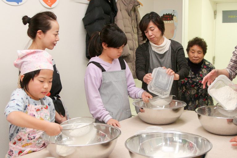 今日も国際色豊かなお客さま 手打ちうどん作り体験教室 2017年12月 20180102.jpg – イリコスキー製麺所