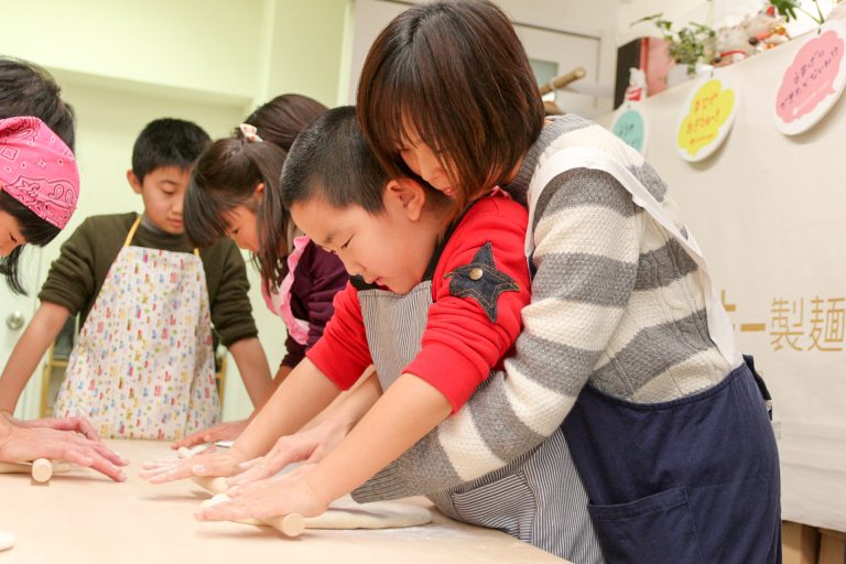 今日も国際色豊かなお客さま 手打ちうどん作り体験教室 2017年12月 20180103-2.jpg – イリコスキー製麺所