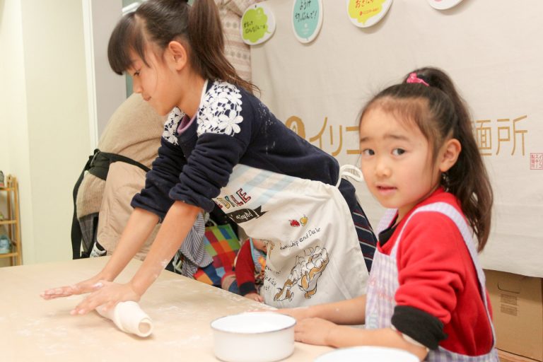 今日も国際色豊かなお客さま 手打ちうどん作り体験教室 2017年12月 20180103-4.jpg – イリコスキー製麺所