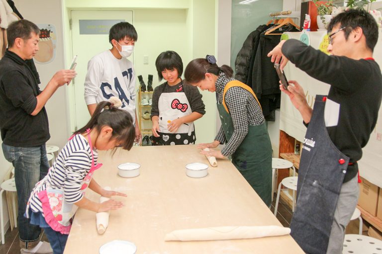 今日も国際色豊かなお客さま 手打ちうどん作り体験教室 2017年12月 20180104-4.jpg – イリコスキー製麺所