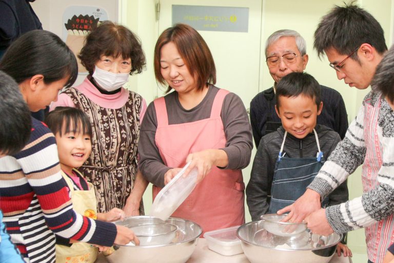 今日も国際色豊かなお客さま 手打ちうどん作り体験教室 2017年12月 20180104-5.jpg – イリコスキー製麺所