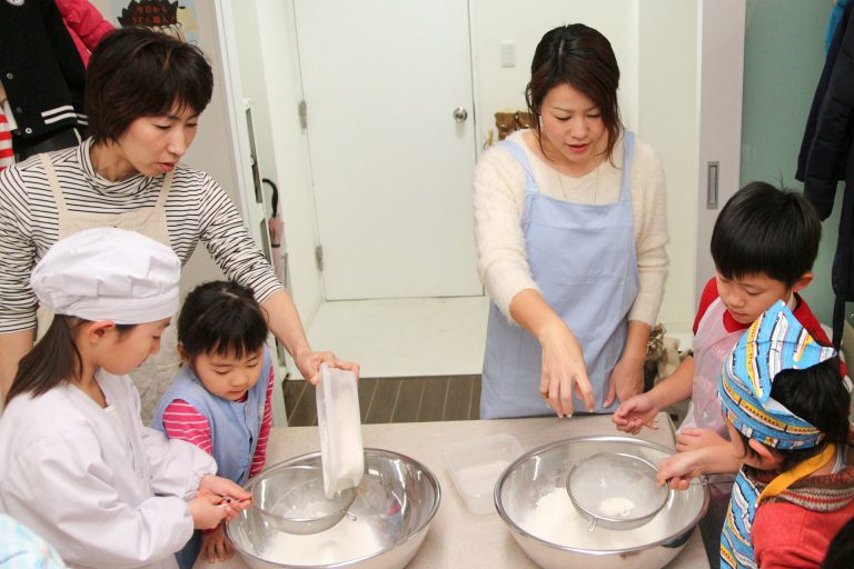 今日も国際色豊かなお客さま 手打ちうどん作り体験教室 2017年12月 20180105-2.jpg – イリコスキー製麺所