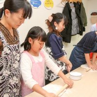 新年、大人の集まりが増えてきました 手打ちうどん作り体験教室 2018年1月 20180106-5.jpg – イリコスキー製麺所