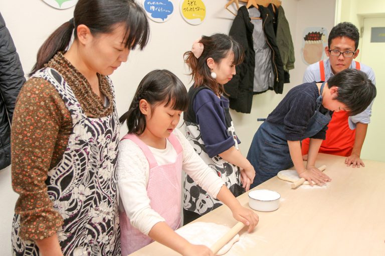 新年、大人の集まりが増えてきました 手打ちうどん作り体験教室 2018年1月 20180106-5.jpg – イリコスキー製麺所