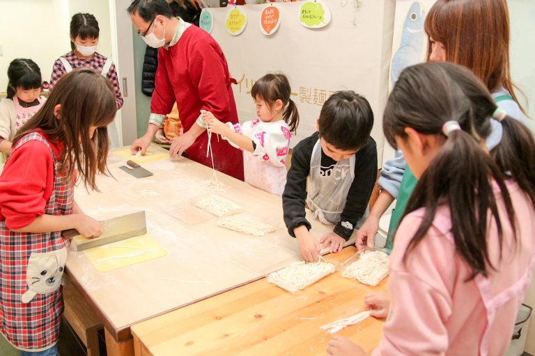 新年、大人の集まりが増えてきました 手打ちうどん作り体験教室 2018年1月 20180108-10.jpg – イリコスキー製麺所
