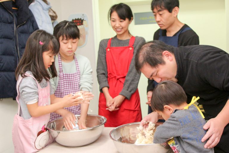 新年、大人の集まりが増えてきました 手打ちうどん作り体験教室 2018年1月 20180108-3.jpg – イリコスキー製麺所