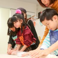 家族みんなで伸ばしますか！ 手打ちうどん作り体験教室 2018年1月 20180120-3.jpg – イリコスキー製麺所