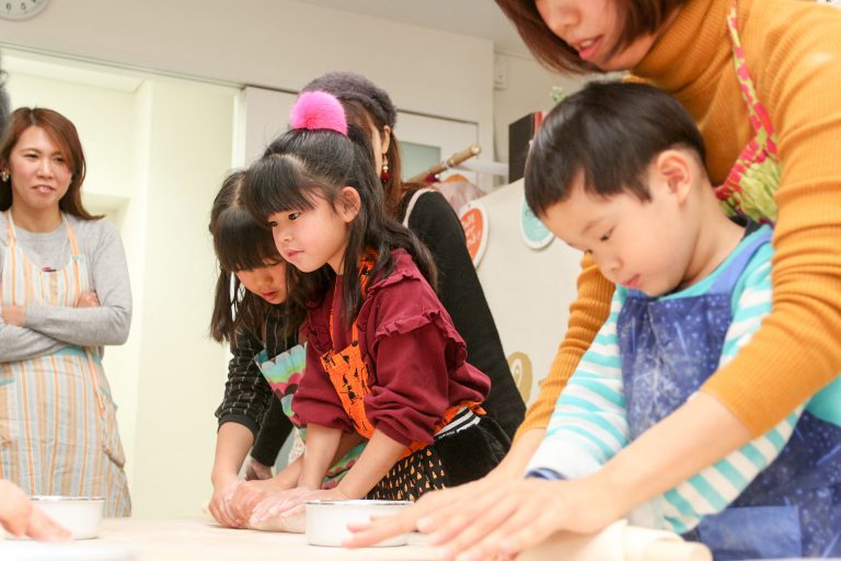 新年、大人の集まりが増えてきました 手打ちうどん作り体験教室 2018年1月 20180120-3.jpg – イリコスキー製麺所