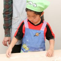 家族みんなで伸ばしますか！ 手打ちうどん作り体験教室 2018年1月 20180120-4.jpg – イリコスキー製麺所