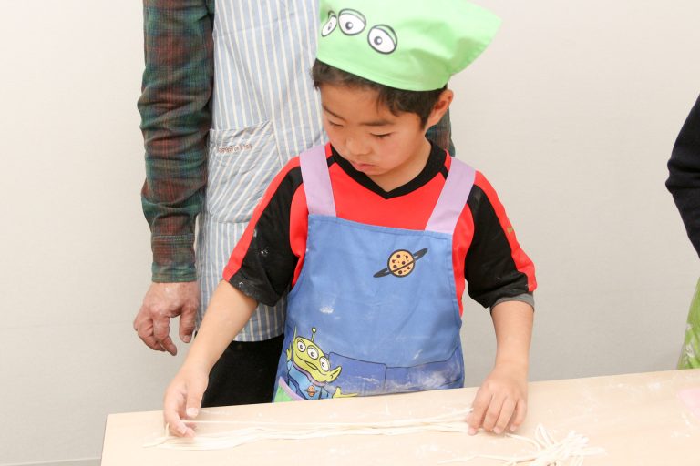 新年、大人の集まりが増えてきました 手打ちうどん作り体験教室 2018年1月 20180120-4.jpg – イリコスキー製麺所