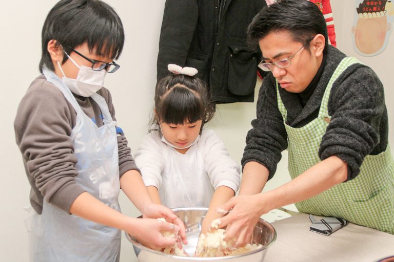 新年、大人の集まりが増えてきました 手打ちうどん作り体験教室 2018年1月 20180121-2.jpg – イリコスキー製麺所