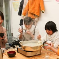 3人でやっても、1人でやっても 手打ちうどん作り体験教室 2018年2月 20180204-3.jpg – イリコスキー製麺所