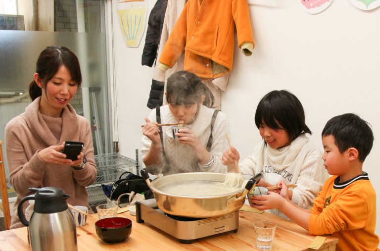 新年、大人の集まりが増えてきました 手打ちうどん作り体験教室 2018年1月 20180204-3.jpg – イリコスキー製麺所