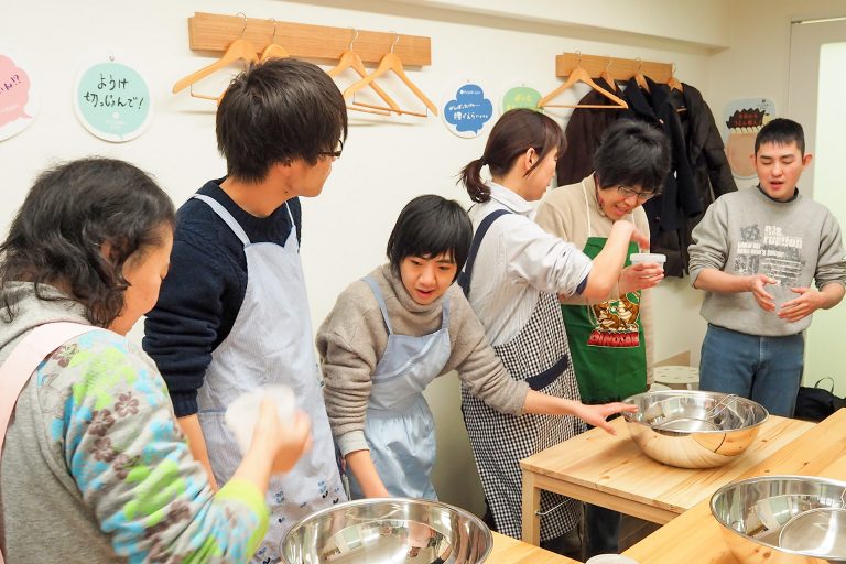 新年、大人の集まりが増えてきました 手打ちうどん作り体験教室 2018年1月 20180209-1.jpg – イリコスキー製麺所