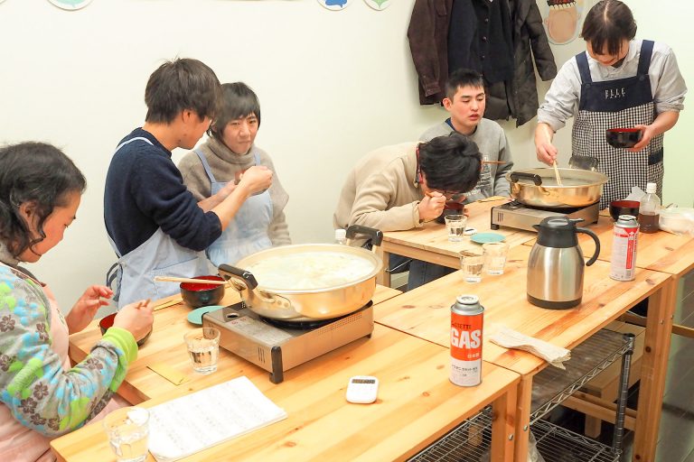 新年、大人の集まりが増えてきました 手打ちうどん作り体験教室 2018年1月 20180209-3.jpg – イリコスキー製麺所