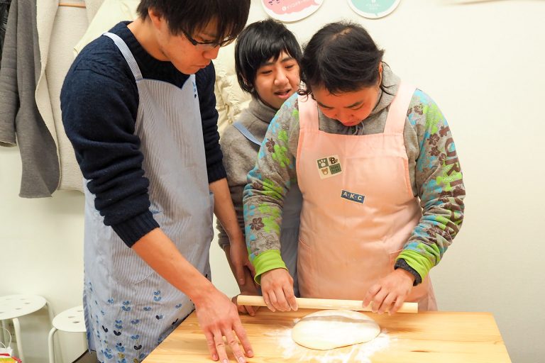 新年、大人の集まりが増えてきました 手打ちうどん作り体験教室 2018年1月 20180209-4.jpg – イリコスキー製麺所