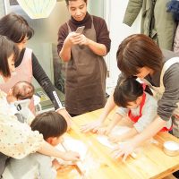 3世代、カットがいちばんうまいのはやっぱりおばあちゃん 手打ちうどん作り体験教室 2018年2月 20180211-4.jpg – イリコスキー製麺所