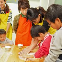 兄弟3人＋ママ、力強いぞ！ 手打ちうどん作り体験教室 2018年2月 20180218-2.jpg – イリコスキー製麺所