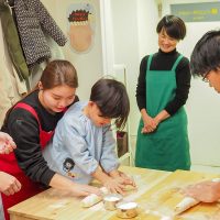 兄弟3人＋ママ、力強いぞ！ 手打ちうどん作り体験教室 2018年2月 20180218-6.jpg – イリコスキー製麺所