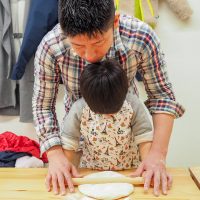 3人で力合わせてがんばるのだ！ 手打ちうどん作り体験教室 2018年2月 20180225-1.jpg – イリコスキー製麺所