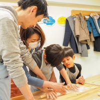 そんなにかき混ぜたら、小麦粉こぼれるよ！ 手打ちうどん作り体験教室 2018年3月 20180310-3.jpg – イリコスキー製麺所