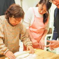 天気の良い日曜日、大人の方々でいっぱいでした 手打ちうどん作り体験教室 2018年3月 20180311-2.jpg – イリコスキー製麺所