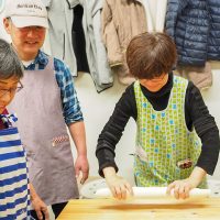 天気の良い日曜日、大人の方々でいっぱいでした 手打ちうどん作り体験教室 2018年3月 20180311-3.jpg – イリコスキー製麺所
