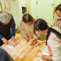 天気の良い日曜日、大人の方々でいっぱいでした 手打ちうどん作り体験教室 2018年3月 20180311-4.jpg – イリコスキー製麺所