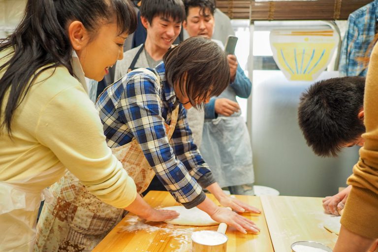 体験で作ったうどんはおじいちゃんに 手打ちうどん作り体験教室 2018年2月 20180311-6.jpg – イリコスキー製麺所