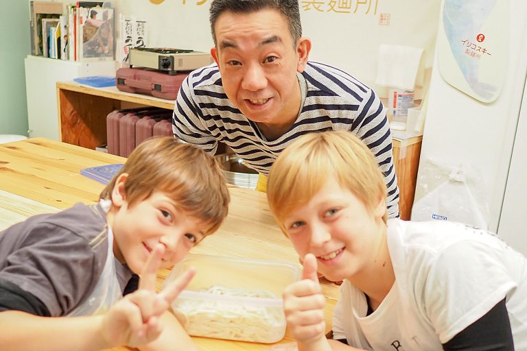 体験で作ったうどんはおじいちゃんに 手打ちうどん作り体験教室 2018年2月 20180314-4.jpg – イリコスキー製麺所