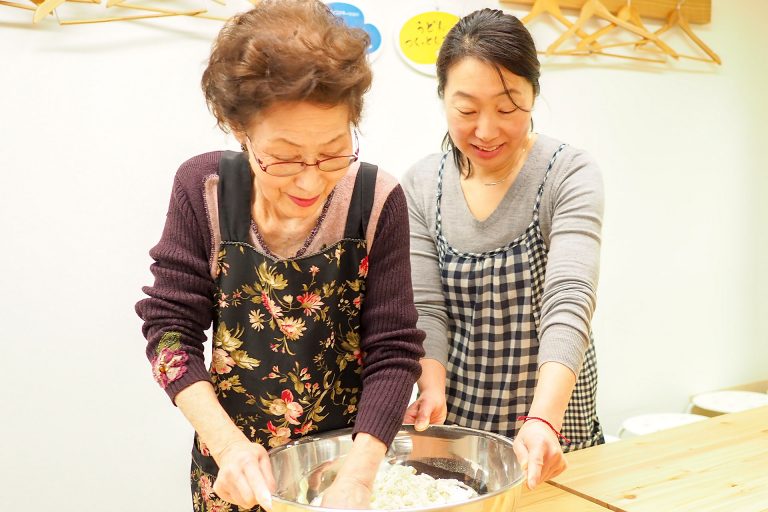 体験で作ったうどんはおじいちゃんに 手打ちうどん作り体験教室 2018年2月 20180314-5.jpg – イリコスキー製麺所
