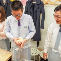 卒業式シーズンですね。平日ですが団体様がたくさん。 手打ちうどん作り体験教室 2018年3月 20180315-10.jpg – イリコスキー製麺所