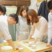 卒業式シーズンですね。平日ですが団体様がたくさん。 手打ちうどん作り体験教室 2018年3月 20180315-11.jpg – イリコスキー製麺所