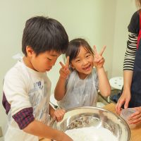 卒業式シーズンですね。平日ですが団体様がたくさん。 手打ちうどん作り体験教室 2018年3月 20180315-2.jpg – イリコスキー製麺所