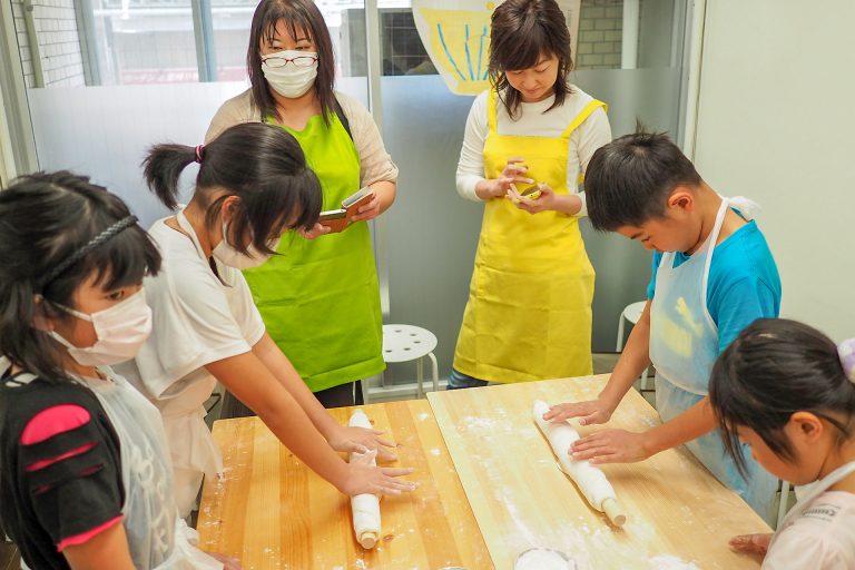 体験で作ったうどんはおじいちゃんに 手打ちうどん作り体験教室 2018年2月 20180315-6.jpg – イリコスキー製麺所