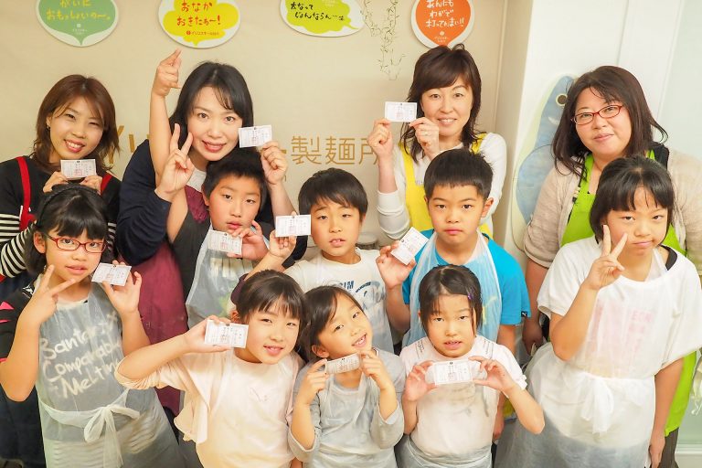 体験で作ったうどんはおじいちゃんに 手打ちうどん作り体験教室 2018年2月 20180315-7.jpg – イリコスキー製麺所
