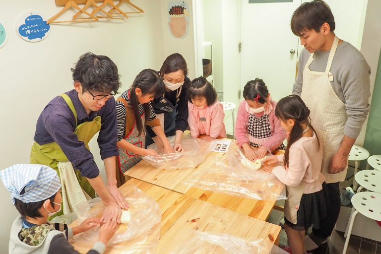 体験で作ったうどんはおじいちゃんに 手打ちうどん作り体験教室 2018年2月 20180317-6.jpg – イリコスキー製麺所