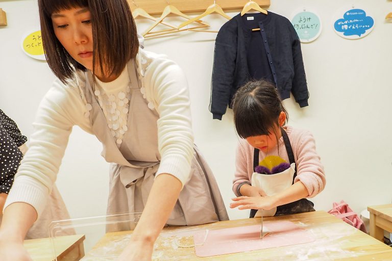 体験で作ったうどんはおじいちゃんに 手打ちうどん作り体験教室 2018年2月 20180320-2.jpg – イリコスキー製麺所