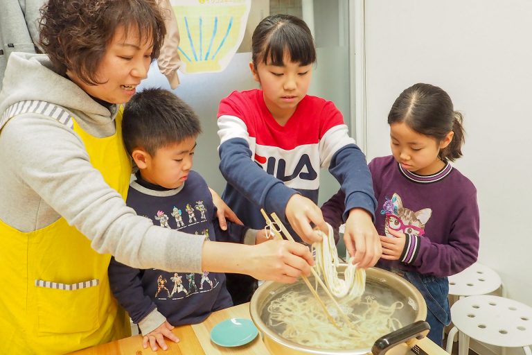 体験で作ったうどんはおじいちゃんに 手打ちうどん作り体験教室 2018年2月 20180321-3.jpg – イリコスキー製麺所