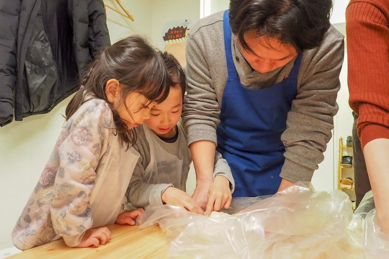 体験で作ったうどんはおじいちゃんに 手打ちうどん作り体験教室 2018年2月 20180321-5.jpg – イリコスキー製麺所