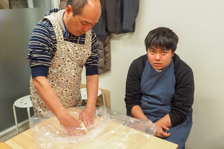 体験で作ったうどんはおじいちゃんに 手打ちうどん作り体験教室 2018年2月 20180321-6.jpg – イリコスキー製麺所